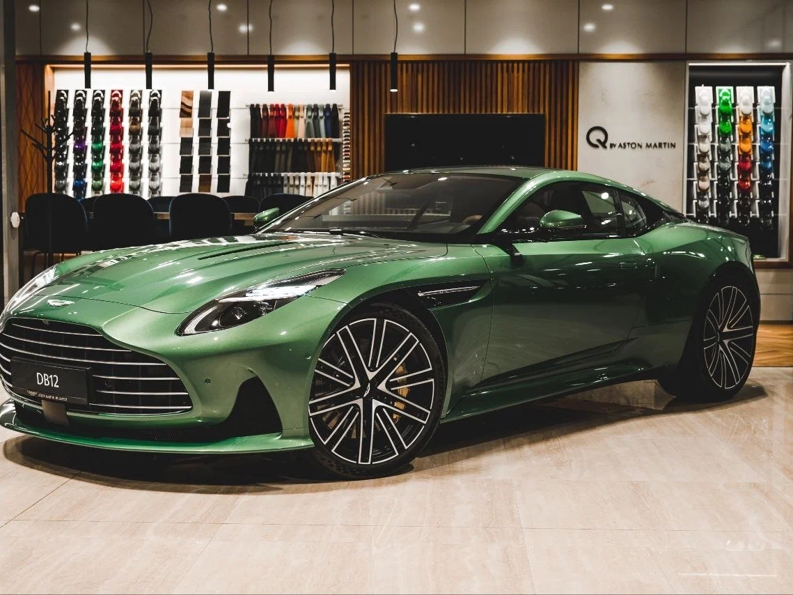 Aston Martin DB12 in Schotse Highlands